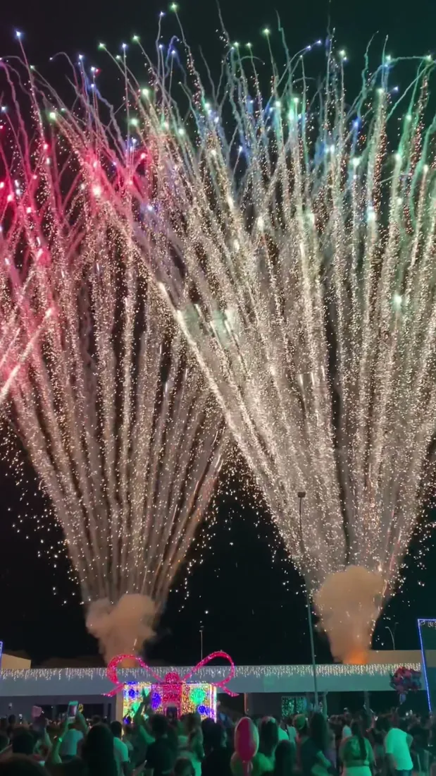 Chuva colorida sobre o público em evento